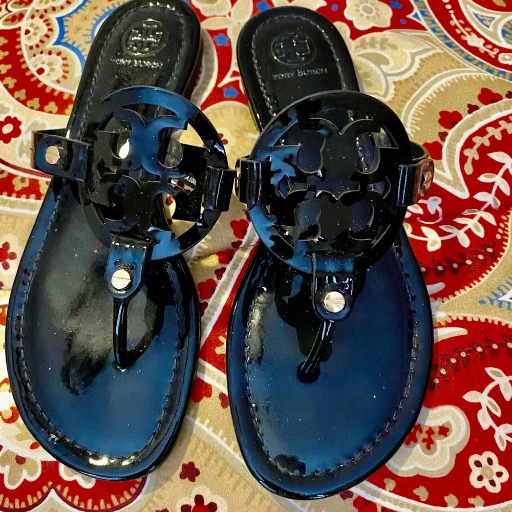 Tory Burch Black Patent Leather Sandals with Iconic Design - Picture 2 of 4